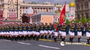 Девушки-военнослужащие прошли по Красной площади