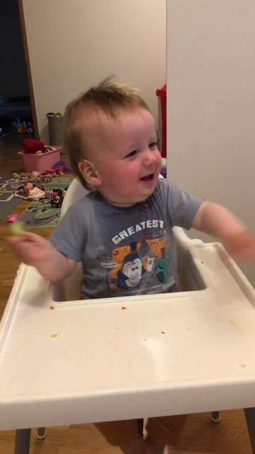 Ест огурец:)) 25 июля 2020год #семья #дети #дети#лето#детств