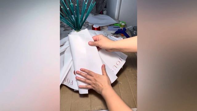 Красивая но легкая упаковка букета роз из атласных ле? смотреть онлайн