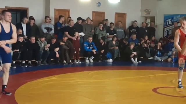 Воля к победе. Борец в синей футболке проигрывая 4-13 вы?