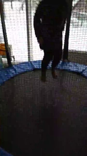 Люблю попрыгать на батуте 1