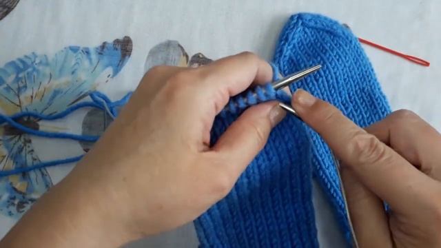 Варежки спицами с индийским клином. Показаны обе варежки. Knit mittens смотреть онлайн
