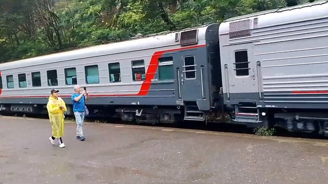 Платформа Псырцха. Поезд Москва - Сухум проследовал... # смотреть онлайн