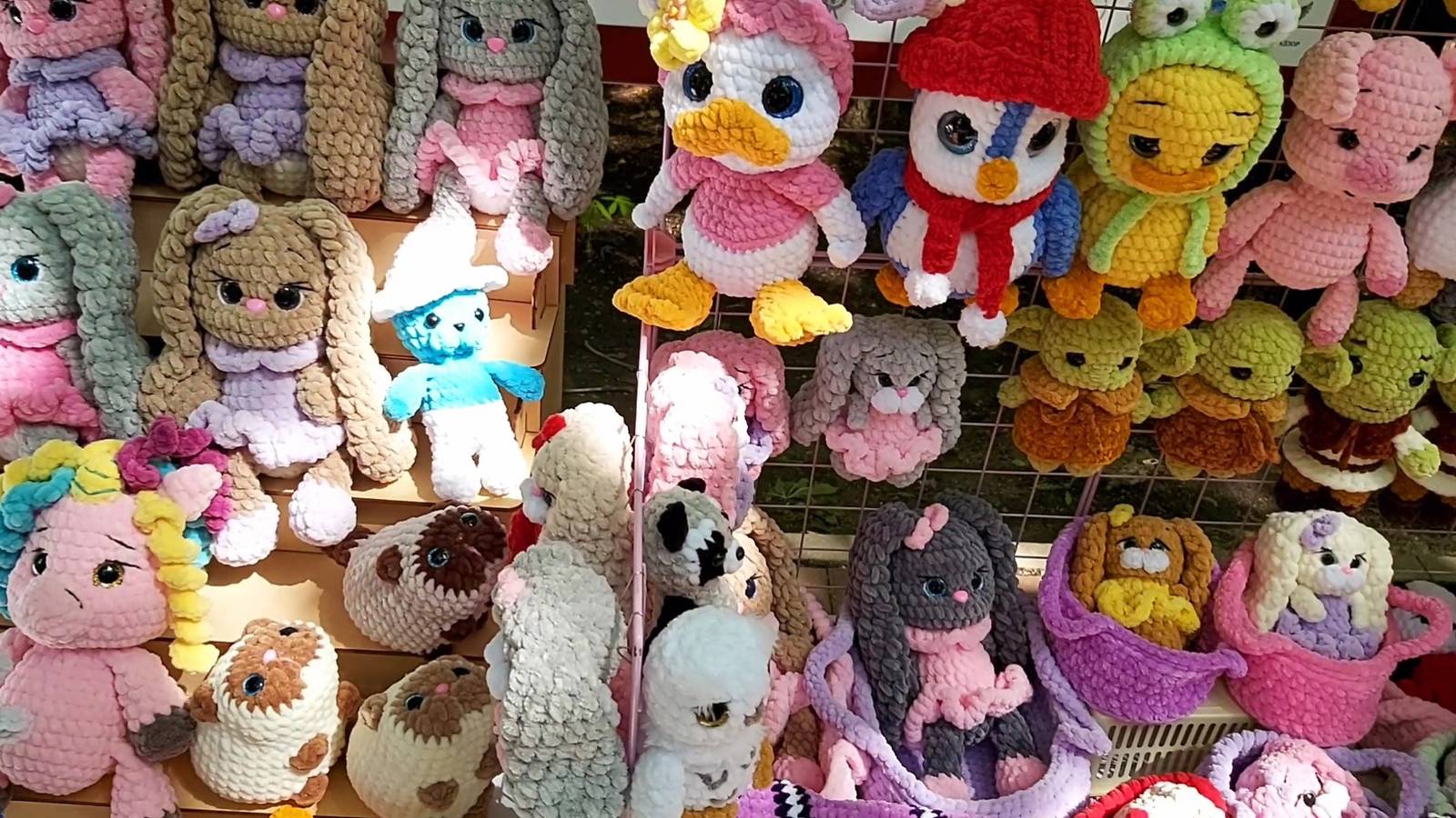 Немного вяжу к майским ярмаркам. Первая ярмарка в парке. Очень замерзла))) смотреть онлайн