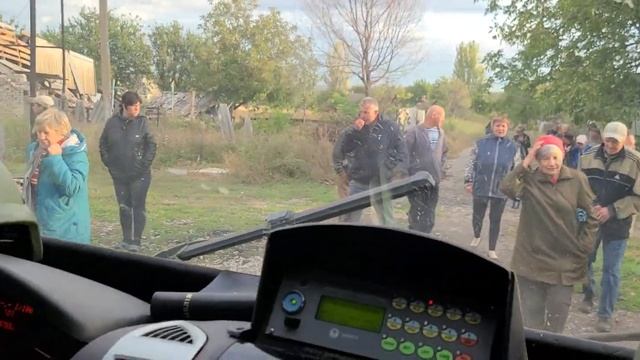 Подъезжаем в пункт выдачи хлеба и питьевой воды (подво