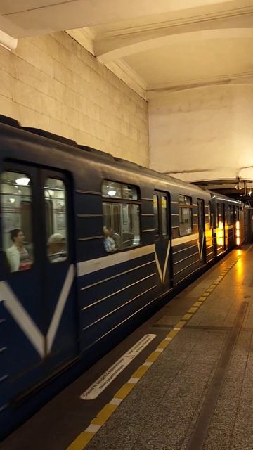 Прибытие Ема-502/Ем-501 на станцию метро Автово #транспор? смотреть онлайн