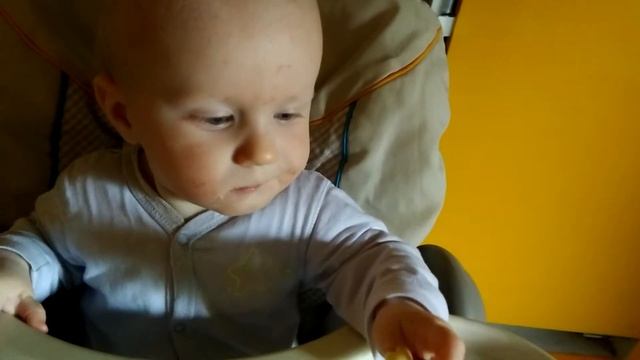 Дрю ест банан (8,5мес)