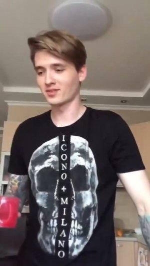 Макс Ващенко наказал мелкую сестричку, за то что та, об