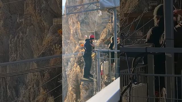 Борец А.Садулаев прыгнул с тарзанки в Дагестане / Сула? смотреть онлайн