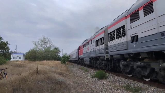Гуднул ! 2ТЭ116У-0235 с пассажирским поездом Ейск - Москва . смотреть онлайн