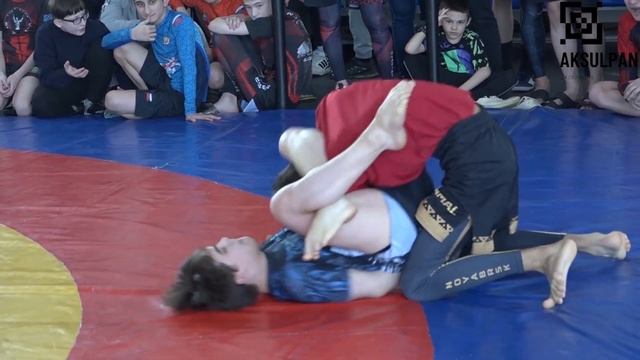 Борец пробует разные приемы смотреть онлайн