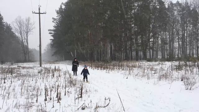 Як хлопчик Богдан вчився на лижах їздити