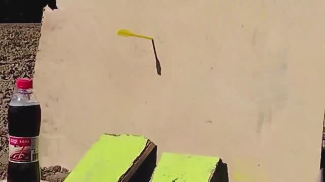 СТРЕЛЯЕМ ИЗ АРБАЛЕТА В БУТЫЛКИ ИЗ ПЯТЁРОЧКИ (ЧАСТЬ 1)