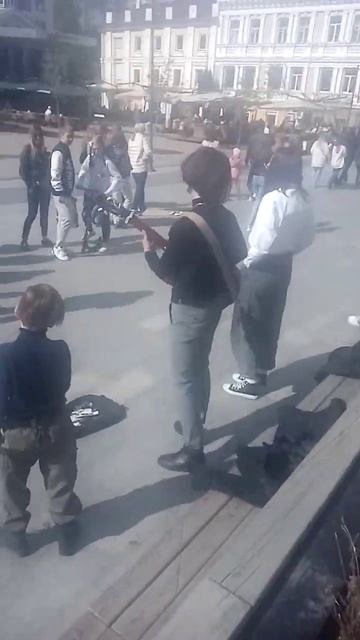 Ребёнок поёт Король и Шут родим а ээээ смотреть онлайн