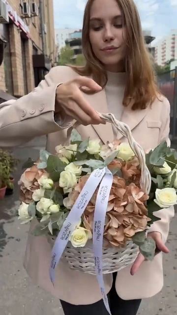 Гортензия капучино с кустовой розой в корзине#цветымо