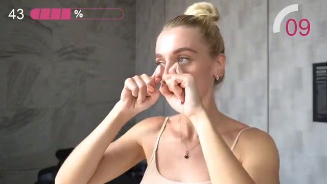 Лицо выглядит потухшим, есть несовершенства и морщинк смотреть онлайн