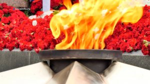 Возложение цветов к Вечному огню на площади Славы в День Победы