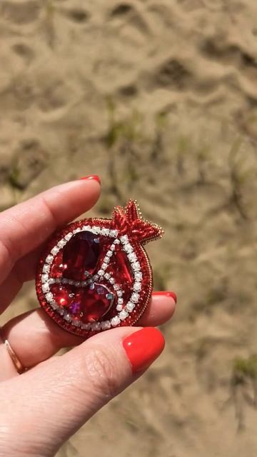 Гранат в наличии #брошьизбисера #купитьброшь #handmade #гр? смотреть онлайн