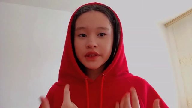режу одежду и пытаюсь связать два слова на протяжении 8-ми минут 🧟✨ смотреть онлайн