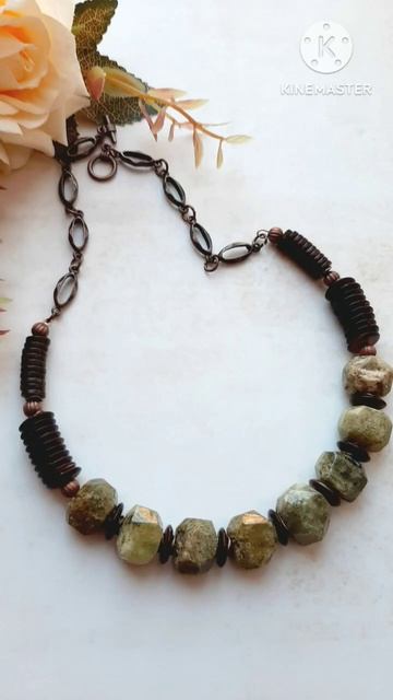 Колье из бусин зелёного граната и кокосовых дисков. Фу