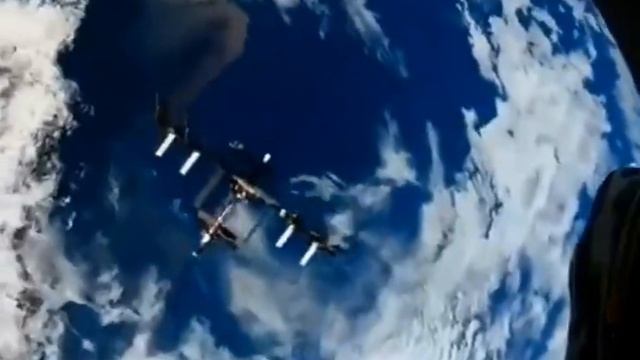 Знамя Победы на орбите: космонавты поздравили с 80-летием Великой Победы смотреть онлайн