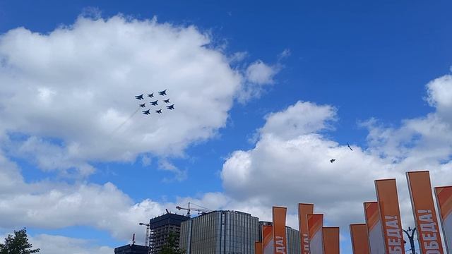 Парад в честь 80-летия Победы. 5 Су-30 и 4 МиГ-29 в воздухе. смотреть онлайн