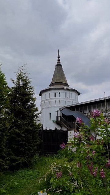 Как красиво все цветет в Свято-Даниловом   монастыре