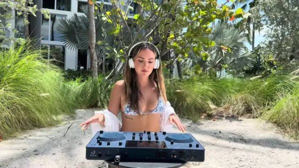 Priscillia | Chill House Set on the Beach 🌴🎶 | Sunset Vibes & Good Energy |