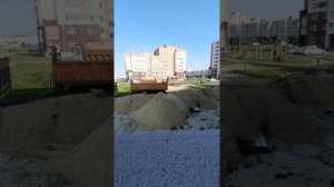 мальчишки строят замки из песка
