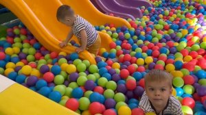 Шарики . Pool with balls . Дети играют в шариках, Диснейленд , Wonderland
