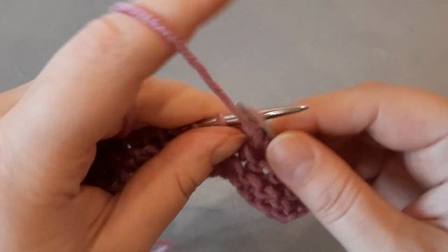 Вяжем легкий, рельефный узор спицами. смотреть онлайн