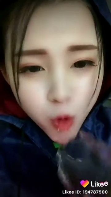 девушка ест лёд смотреть онлайн