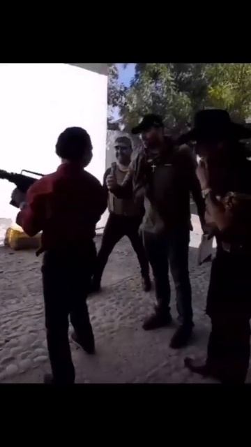 Соискатель на должность сикарио в один из картелей демонстрирует свои навыки огневой подготовки смотреть онлайн