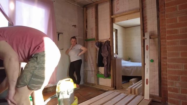 Вскрываем полы. Ставим фото ловушку. Жизнь в деревне после переезда. смотреть онлайн