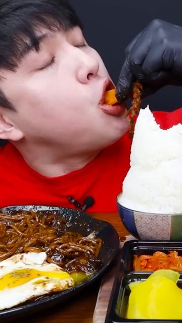 МУКБАНГ: КОРЕЙСКАЯ ЧЕРНАЯ ЛАПША И РИС смотреть онлайн