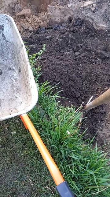 Засыпаю почву в большую яму в середине огорода на даче смотреть онлайн