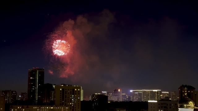 9 мая 2025 года: закат в цветах триколора и праздничный салют. С Днём Победы! смотреть онлайн