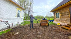 Начал откапывать двор и взялся за голову. Старинное мощение показывается из земли