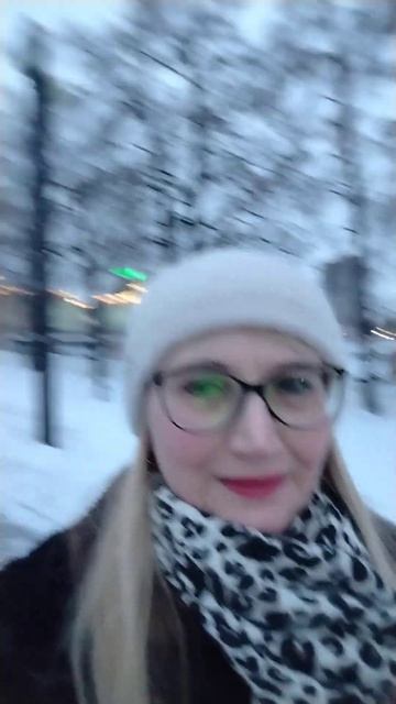 Январь начался, всех с праздниками #зима #интересноерядом #прогулкапогороду смотреть онлайн