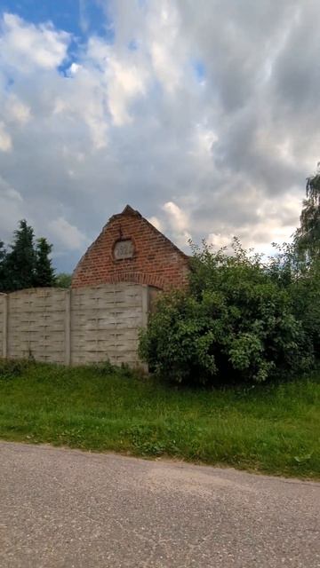 1925 🧱 Стена из красного кирпича смотреть онлайн