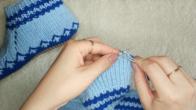 Простые и удобные тапочки на двух спицах без шва по подошве 🤗 смотреть онлайн