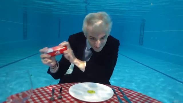 Ем Еду ПОД ВОДОЙ Челлендж ! смотреть онлайн