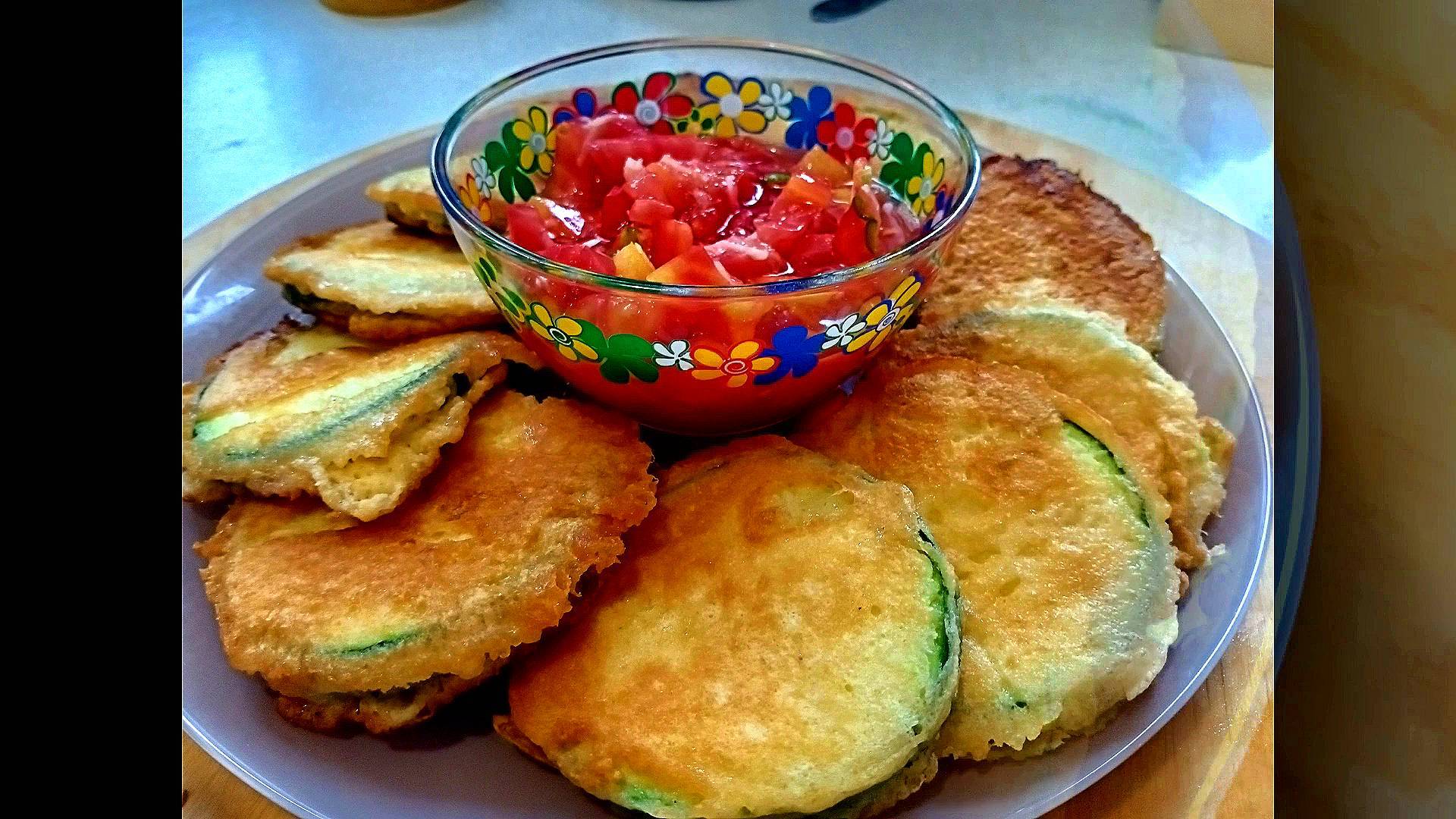 Кабачки и Сальса Рецепт жареный в кляре Кабачков и Томатная сальса Это просто приготовить смотреть онлайн