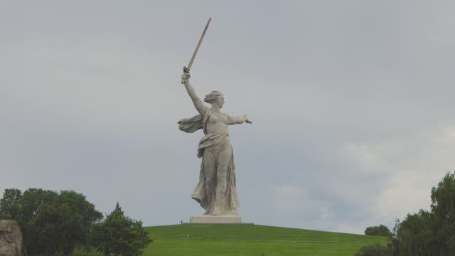 На Мамаевом кургане тишина