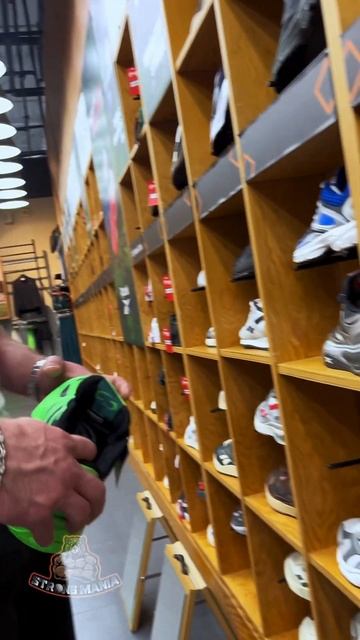 SneakerBox—сеть мультибрендовых магазинов для поклоннико смотреть онлайн