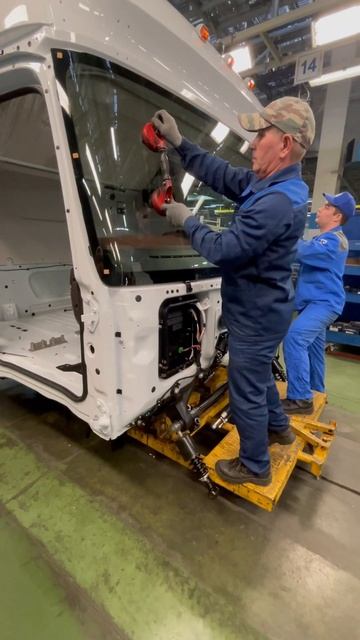 Монтаж лобового стекла на клей PROLOC P.55 смотреть онлайн