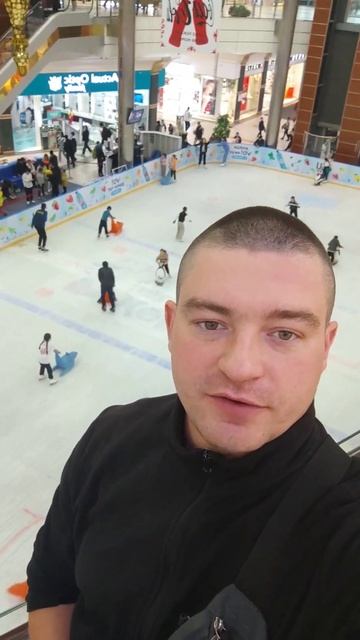 попал в другую страну, каток в торговом центре 😱 смотреть онлайн
