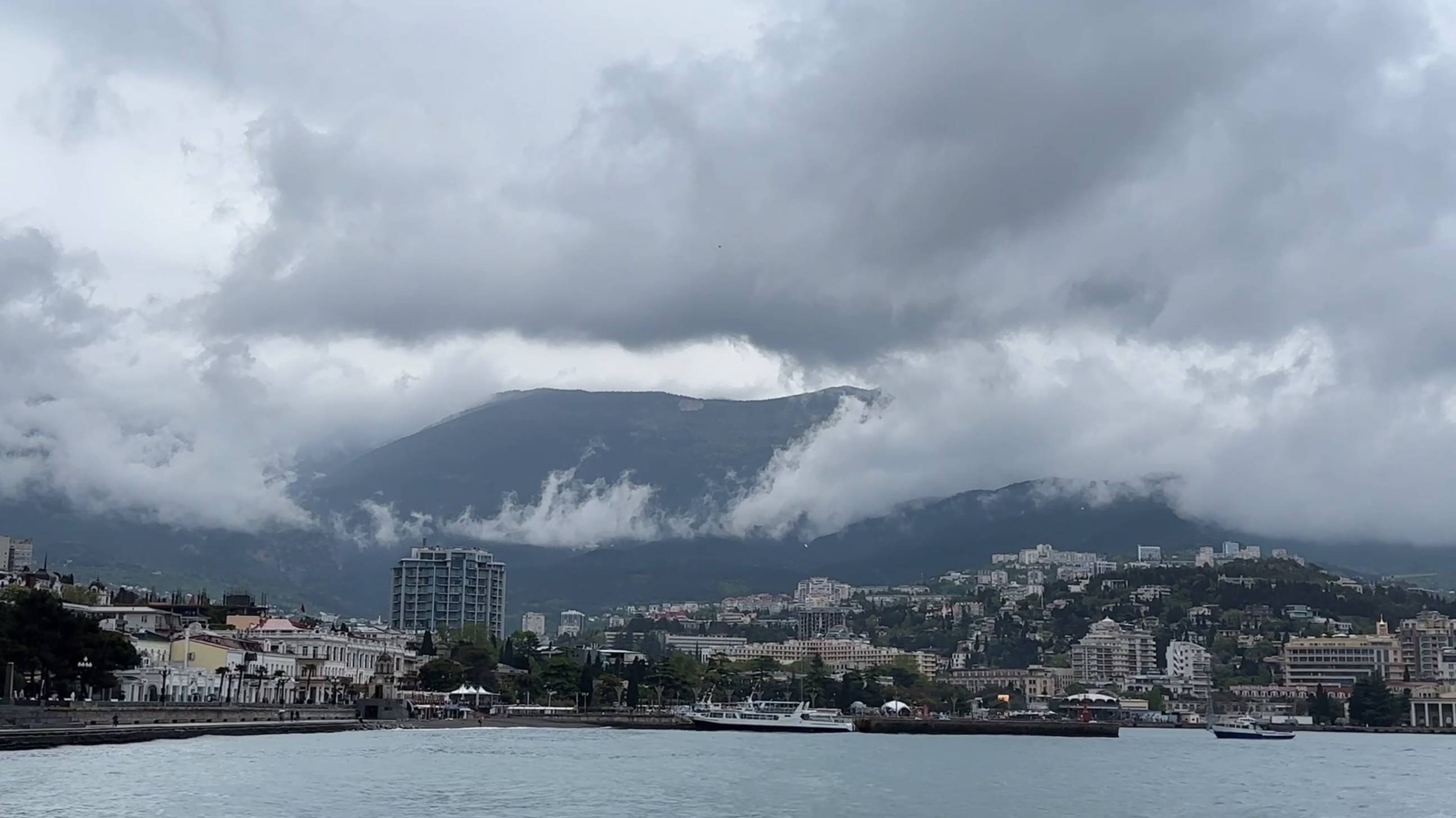 Ежедневная "вебкамера" Ялты. Температура морской воды в Ялте 10 Мая 2025г.