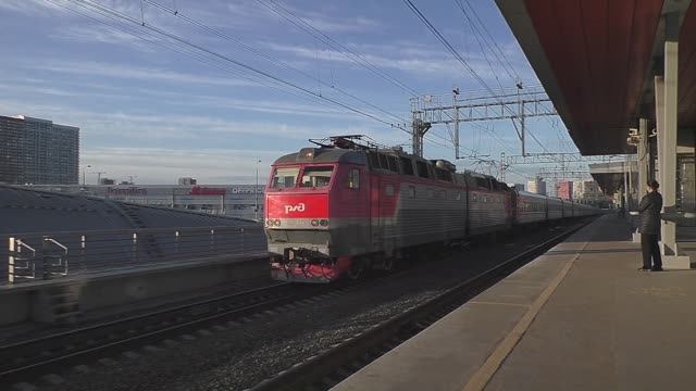 Электровоз ЧС7-014 (ТЧЭ-18) со скорым поездом №142М Курск - Москва. смотреть онлайн