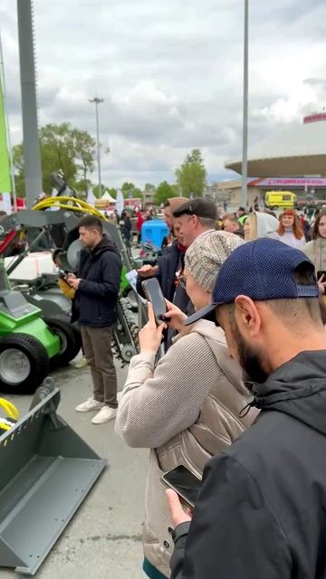 Экспозиция мини-погрузчиков FRONTMEN. Первый день. Казань. Площадь Тысячелетия #выставка #казань смотреть онлайн